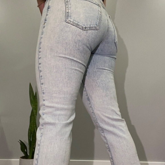 Women's Guess high waist light wash slim straight leg jeans. - Picture 4 of 8